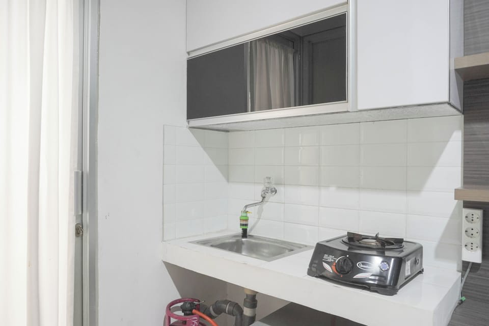 Deluxe Studio | Private kitchen | Full-size fridge, stovetop