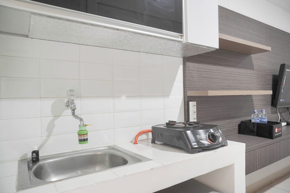 Deluxe Studio | Private kitchen | Full-size fridge, stovetop