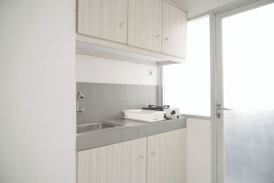 Deluxe Apartment | Private kitchen | Full-size fridge, stovetop