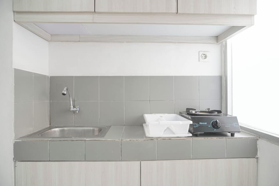 Deluxe Apartment | Private kitchen | Full-size fridge, stovetop