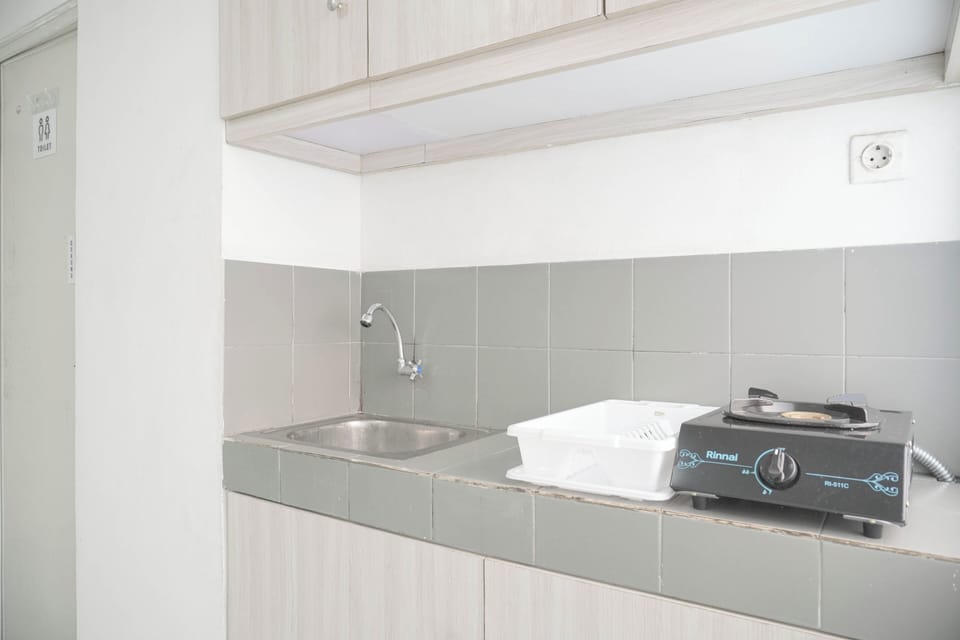 Deluxe Apartment | Private kitchen | Full-size fridge, stovetop
