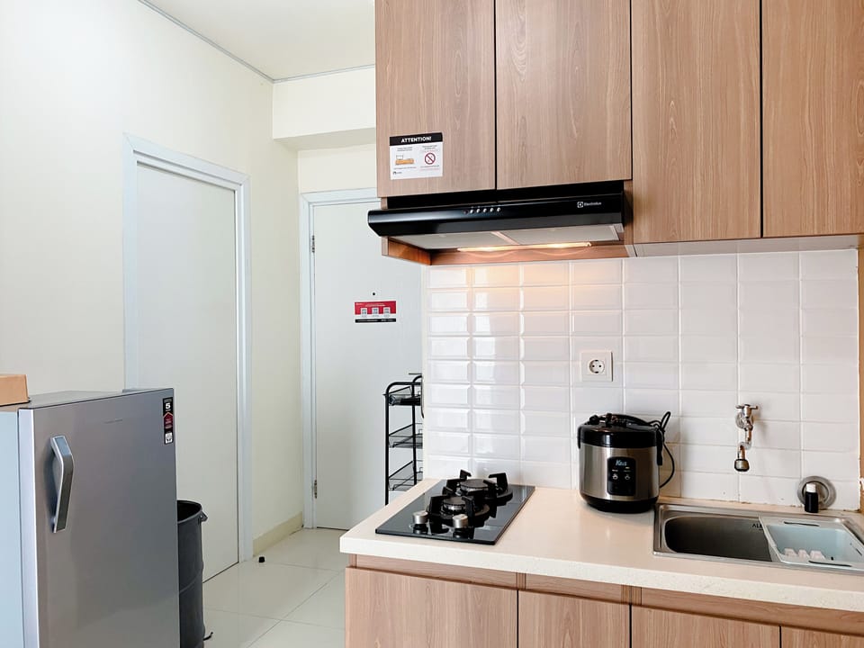 Deluxe Apartment | Private kitchen | Fridge, stovetop, electric kettle, dining tables