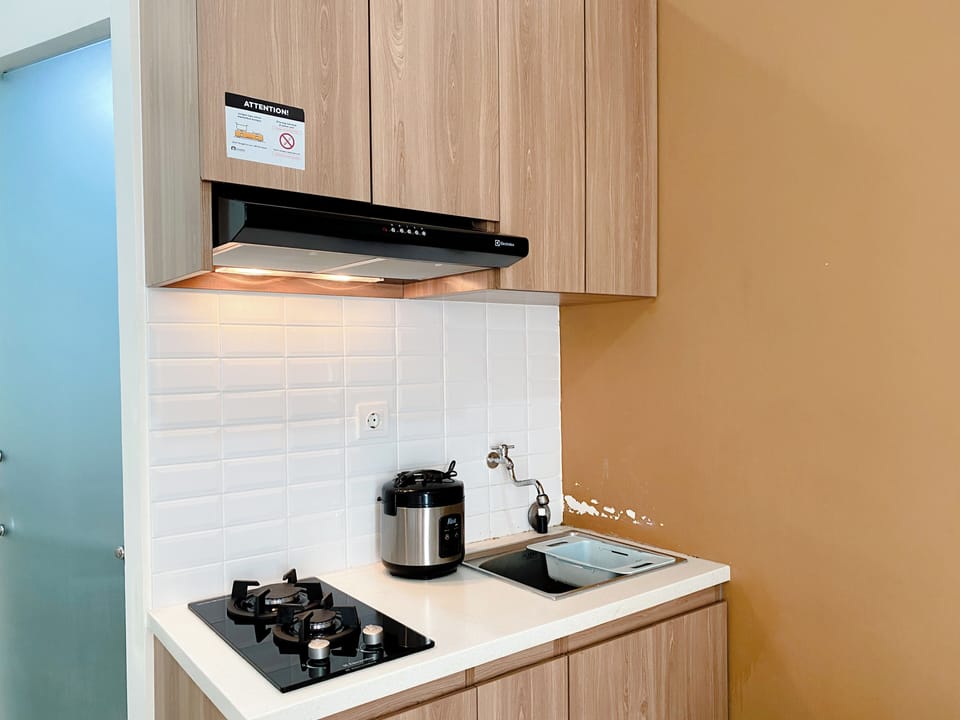 Deluxe Apartment | Private kitchen | Fridge, stovetop, electric kettle, dining tables