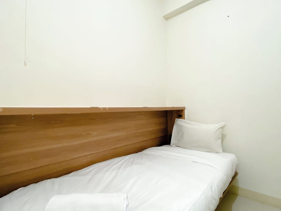 2 bedrooms, desk