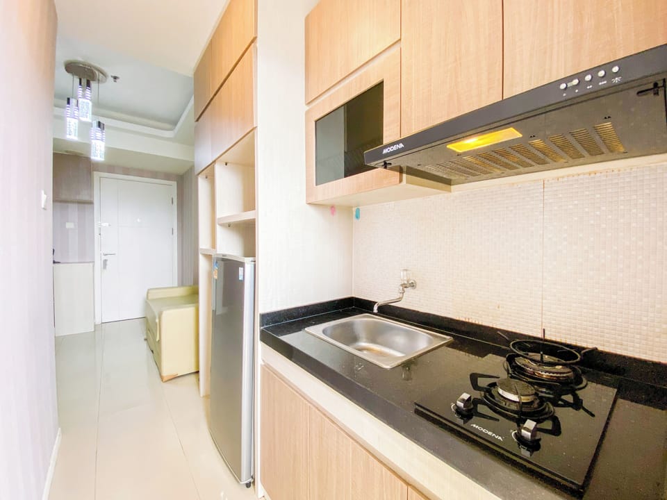 Deluxe Apartment | Private kitchen | Full-size fridge, stovetop, dining tables