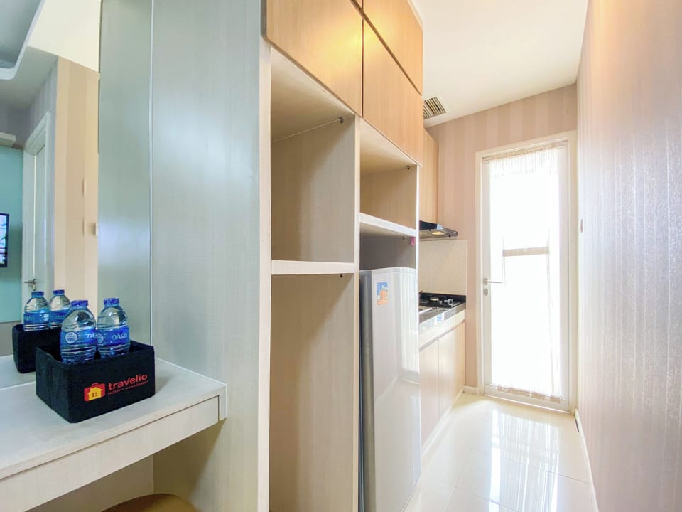 Deluxe Apartment | Private kitchen | Full-size fridge, stovetop, dining tables