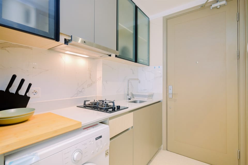 Deluxe Studio | Private kitchen | Full-size fridge, stovetop, electric kettle