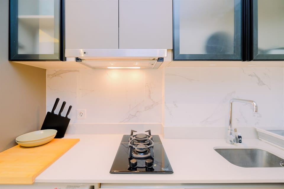 Deluxe Studio | Private kitchen | Full-size fridge, stovetop, electric kettle