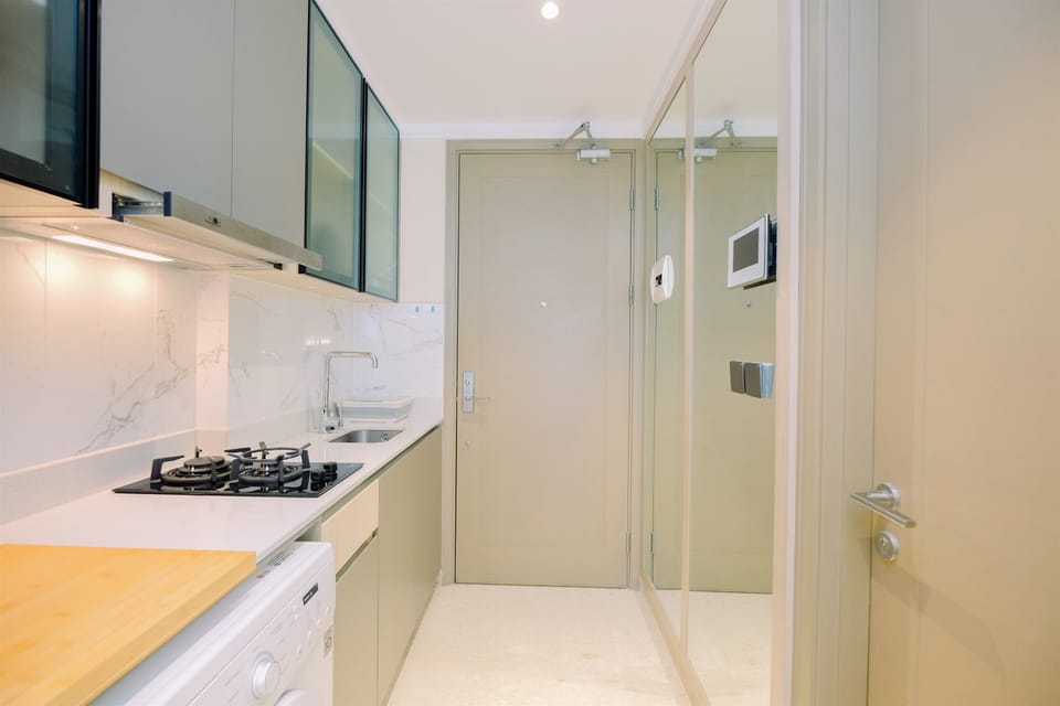Deluxe Studio | Private kitchen | Full-size fridge, stovetop, electric kettle