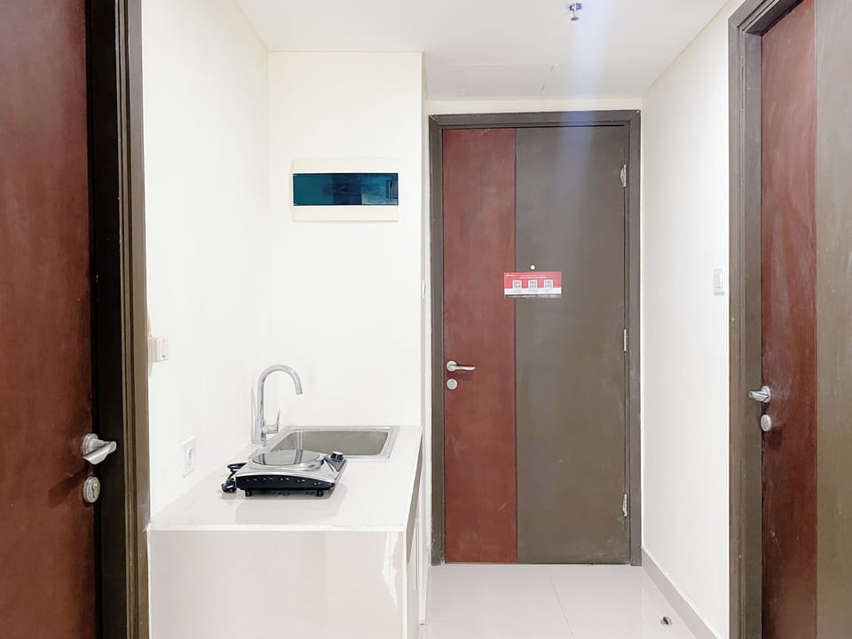 Deluxe Apartment | Private kitchen | Fridge, stovetop, dining tables