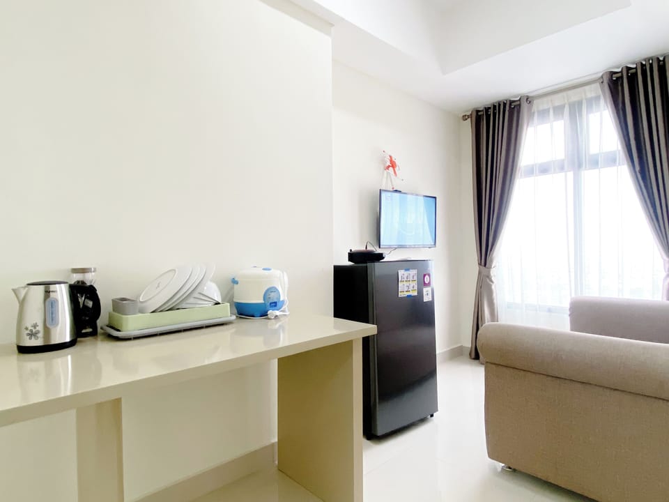 Deluxe Apartment | Private kitchen | Fridge, stovetop, dining tables