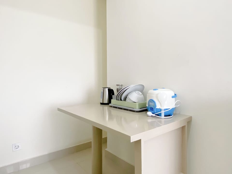 Deluxe Apartment | Private kitchen | Fridge, stovetop, dining tables