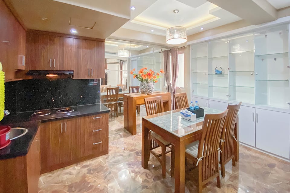 Deluxe Apartment | Private kitchen | Full-size fridge, microwave, oven, stovetop