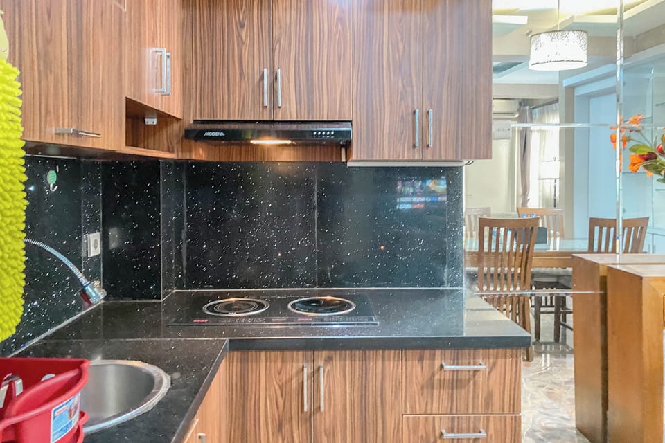 Deluxe Apartment | Private kitchen | Full-size fridge, microwave, oven, stovetop