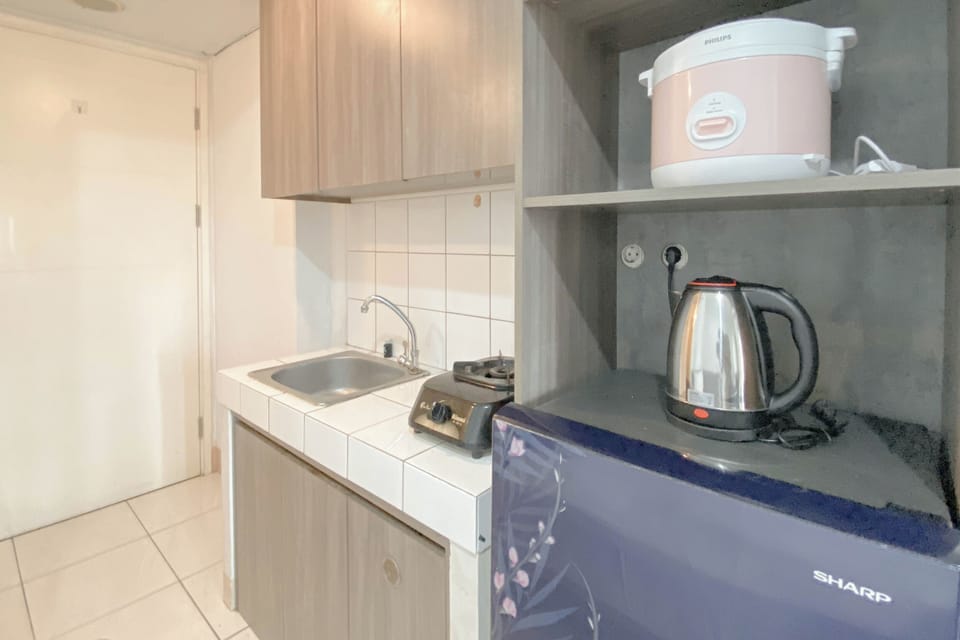 Deluxe Studio | Private kitchen | Fridge, stovetop