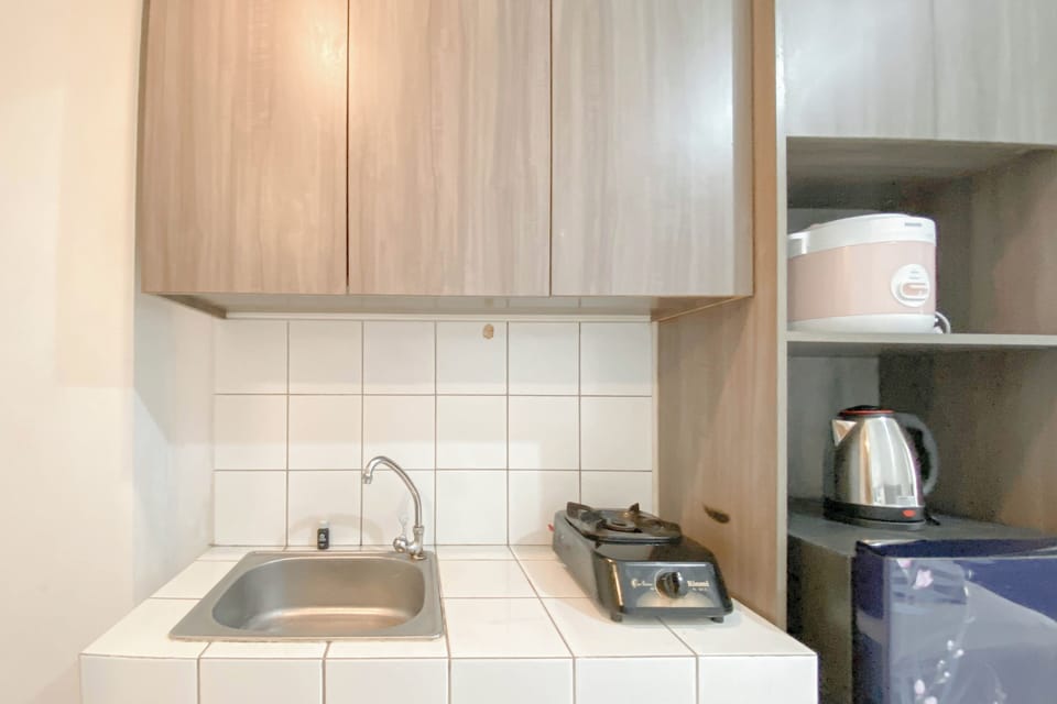 Deluxe Studio | Private kitchen | Fridge, stovetop