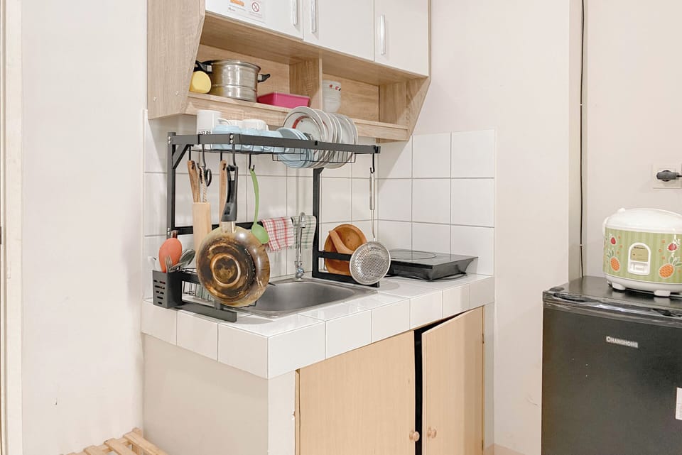 Deluxe Apartment | Private kitchen | Fridge, stovetop, dining tables