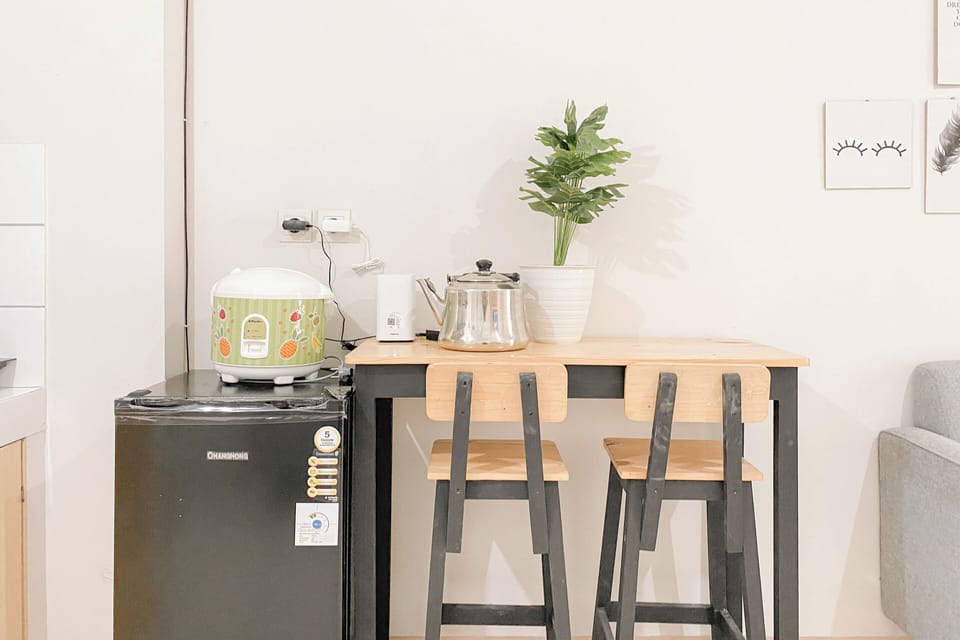 Deluxe Apartment | Private kitchen | Fridge, stovetop, dining tables