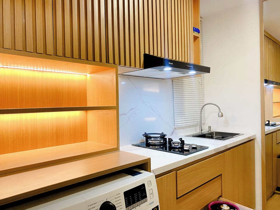 Deluxe Apartment | Private kitchen | Full-size fridge, stovetop, dining tables