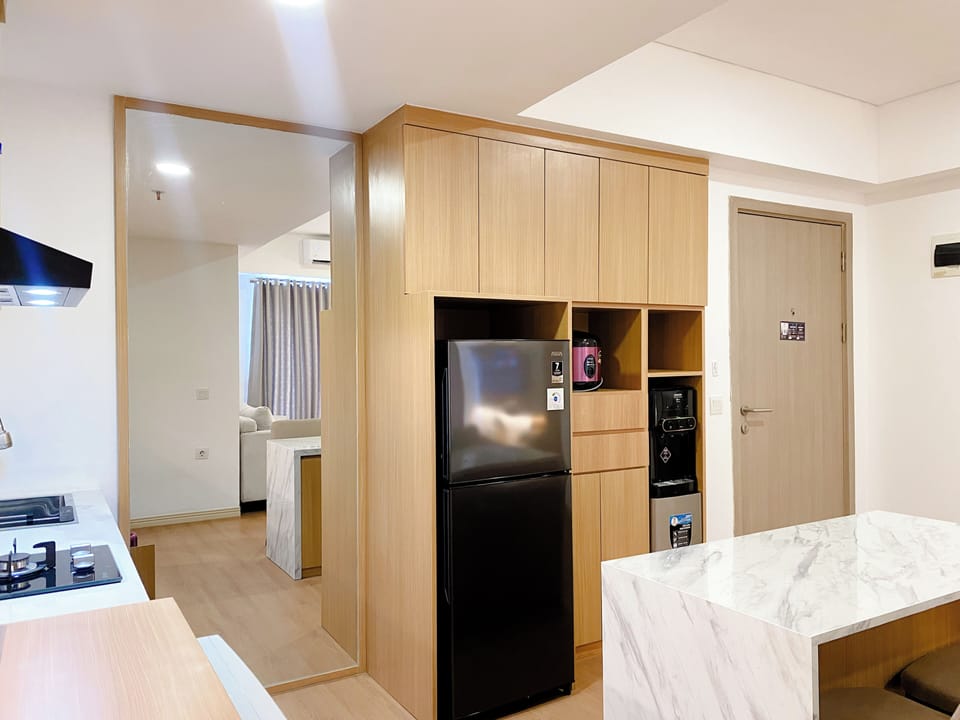 Deluxe Apartment | Private kitchen | Full-size fridge, stovetop, dining tables