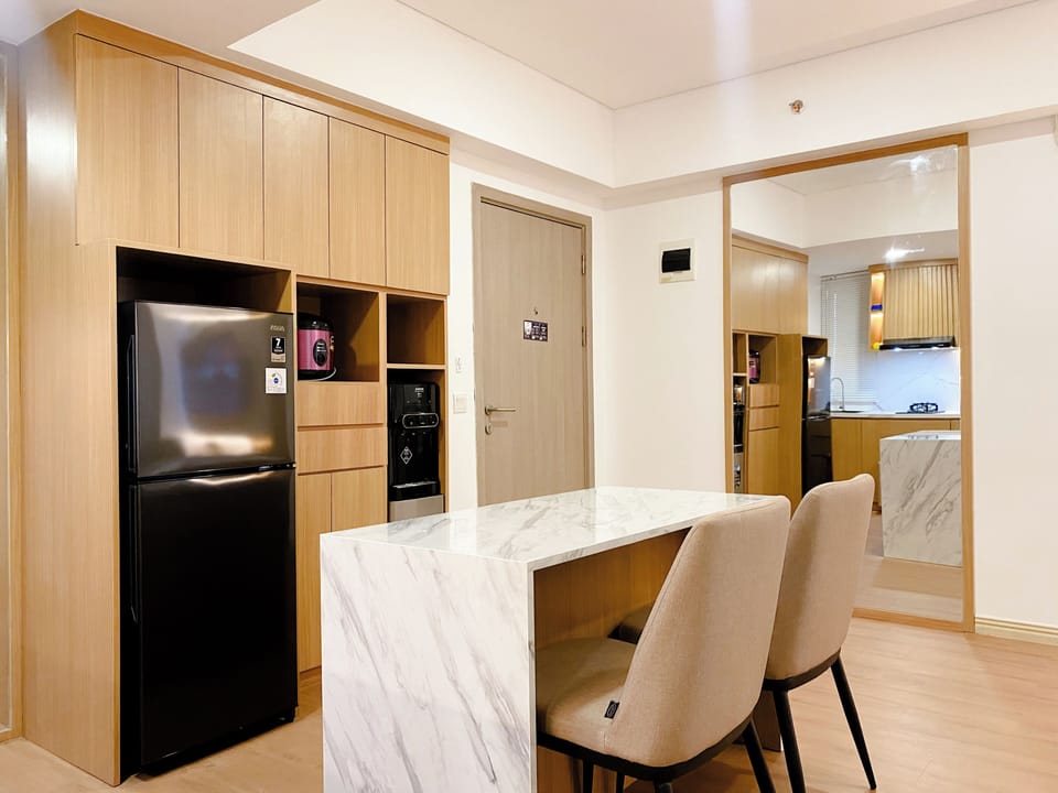 Deluxe Apartment | Private kitchen | Full-size fridge, stovetop, dining tables
