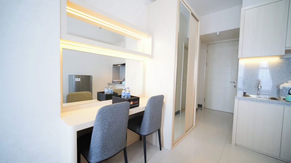 Deluxe Studio | Private kitchen | Fridge, stovetop
