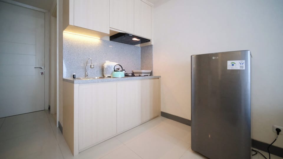 Deluxe Studio | Private kitchen | Fridge, stovetop