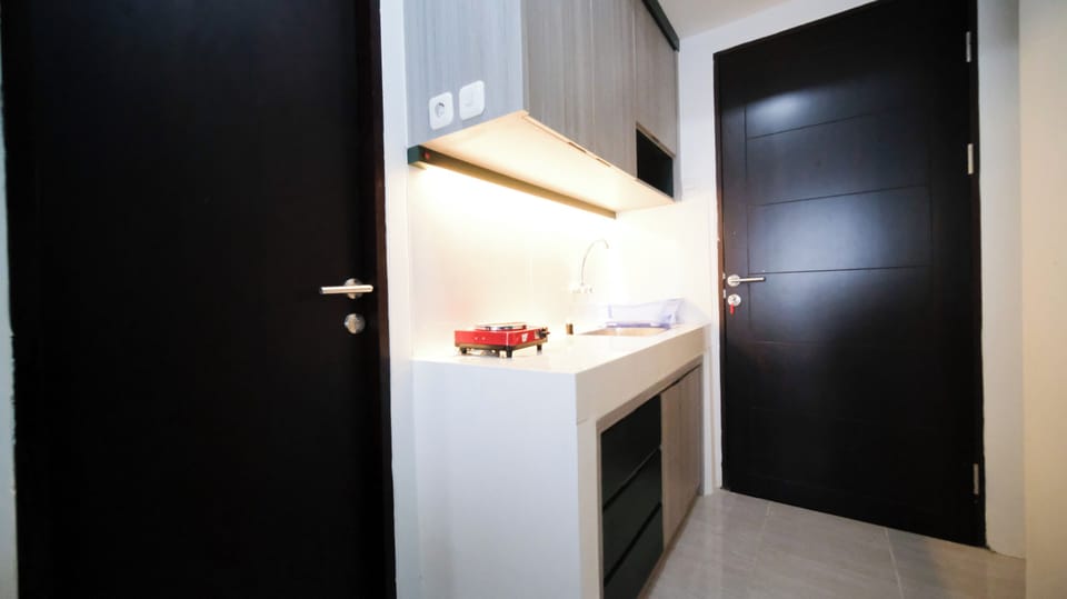 Deluxe Studio | Private kitchen | Fridge, stovetop