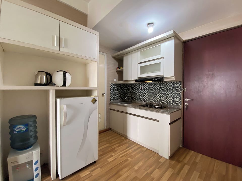 Deluxe Apartment | Private kitchen | Fridge, stovetop, dining tables
