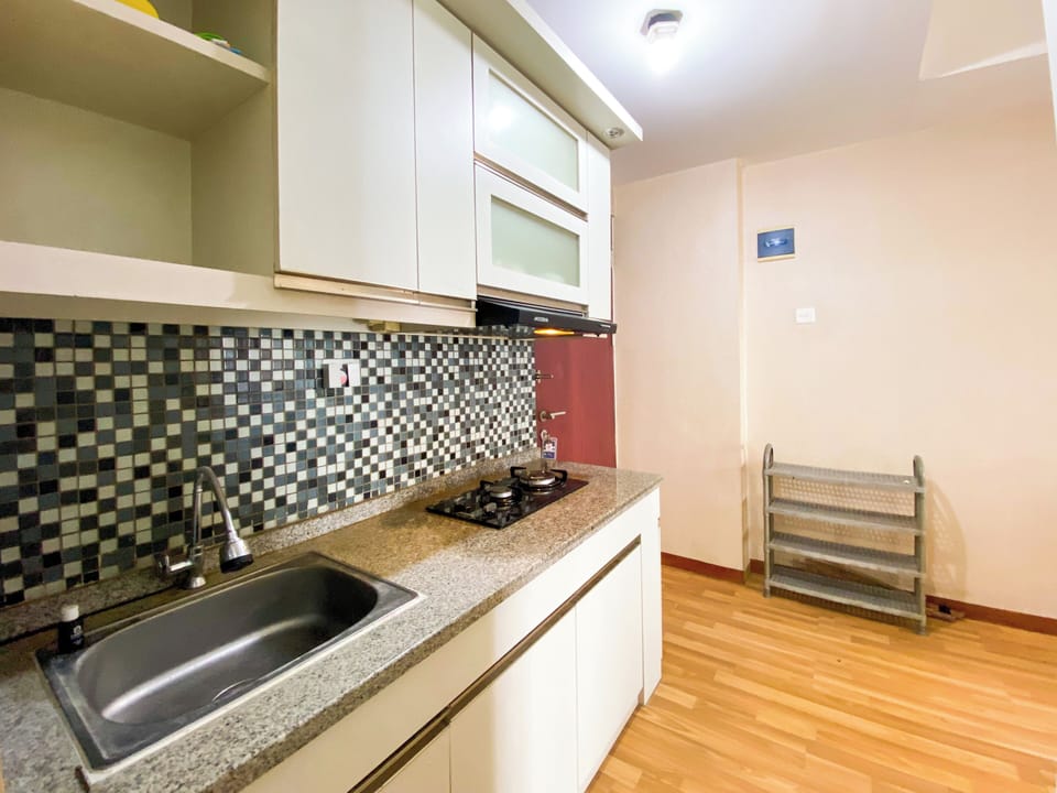 Deluxe Apartment | Private kitchen | Fridge, stovetop, dining tables