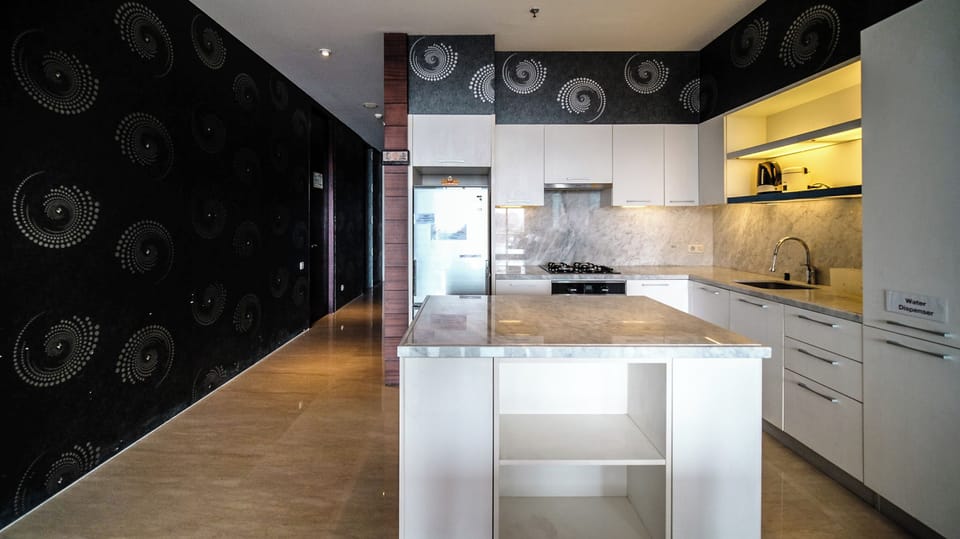 Deluxe Apartment | Private kitchen | Full-size fridge, stovetop, dining tables