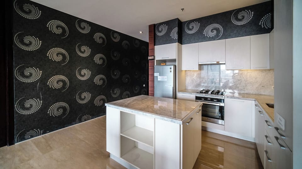 Deluxe Apartment | Private kitchen | Full-size fridge, stovetop, dining tables