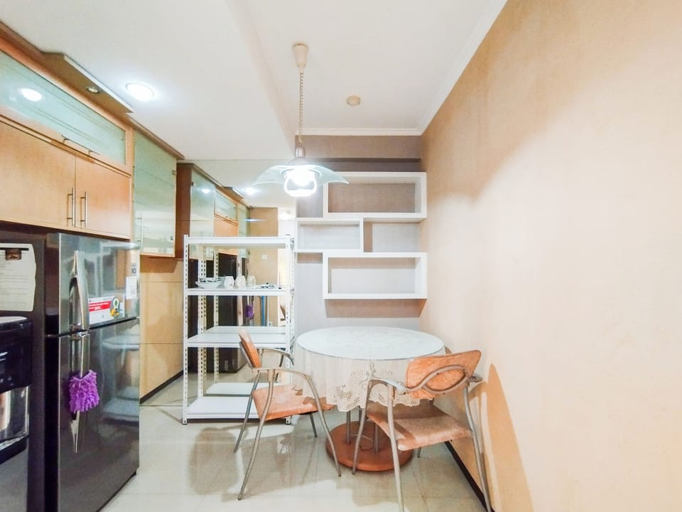 Deluxe Apartment | Private kitchen | Full-size fridge, stovetop, dining tables