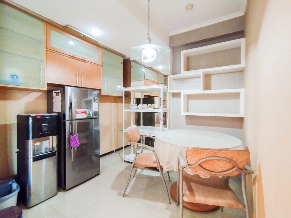 Deluxe Apartment | Private kitchen | Full-size fridge, stovetop, dining tables
