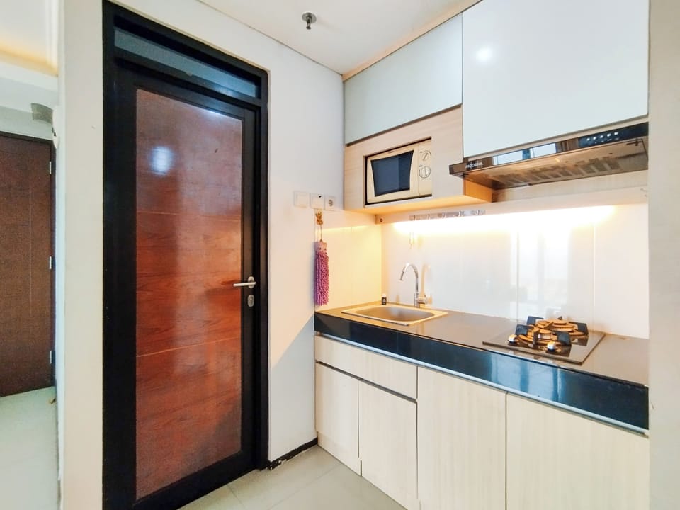 Deluxe Apartment | Private kitchen | Full-size fridge, stovetop, dining tables