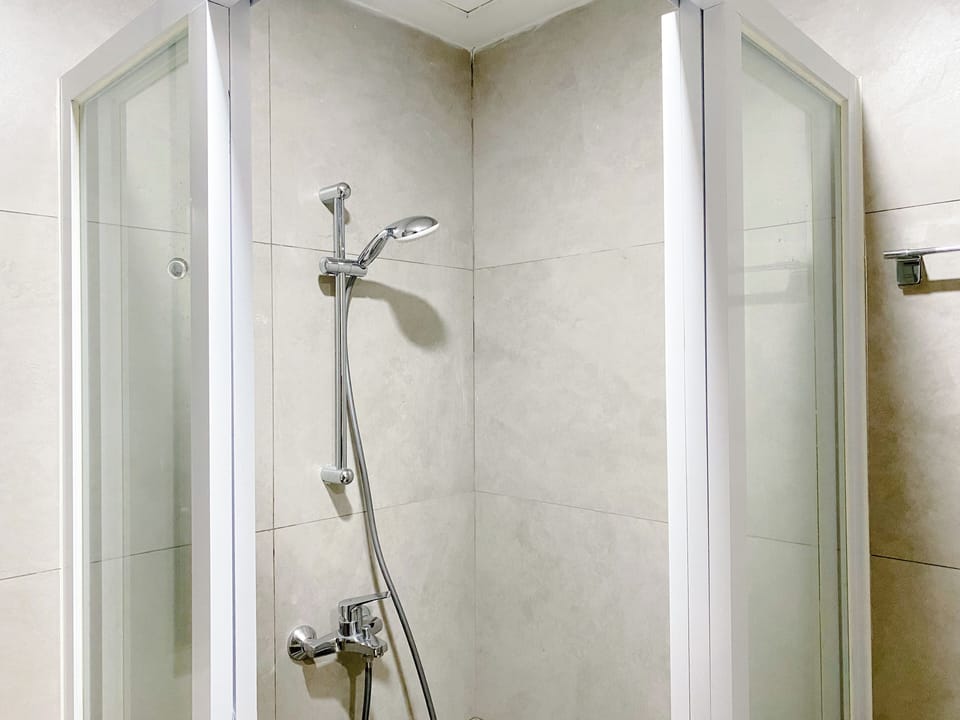 Deluxe Studio | Bathroom | Shower, towels