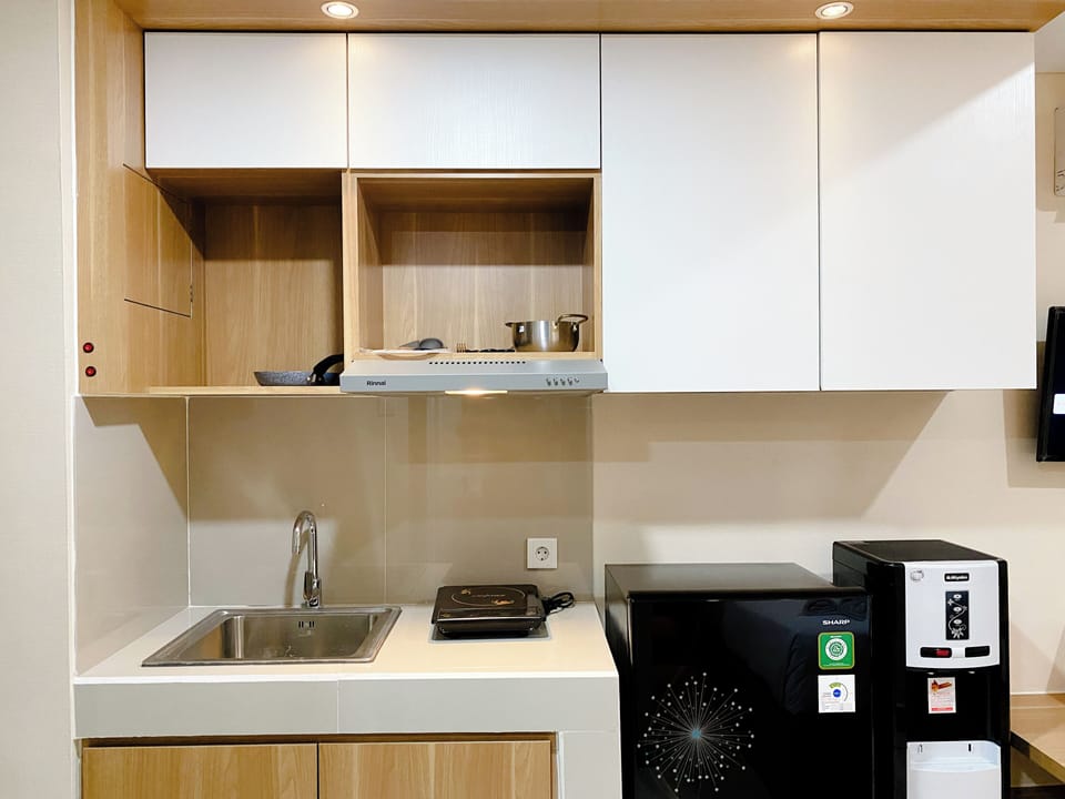 Deluxe Studio | Private kitchen | Fridge, stovetop, electric kettle