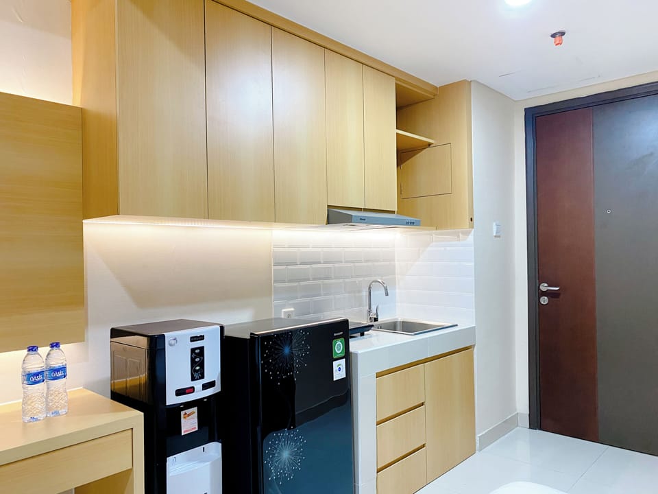 Deluxe Studio | Private kitchen | Fridge, stovetop