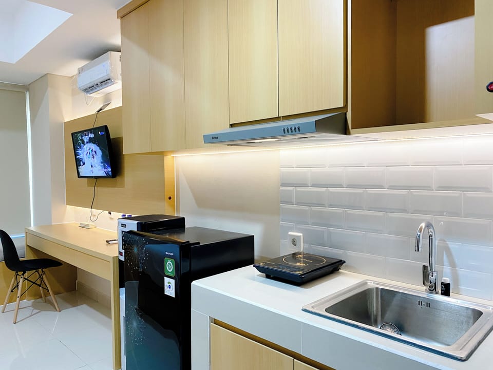 Deluxe Studio | Private kitchen | Fridge, stovetop