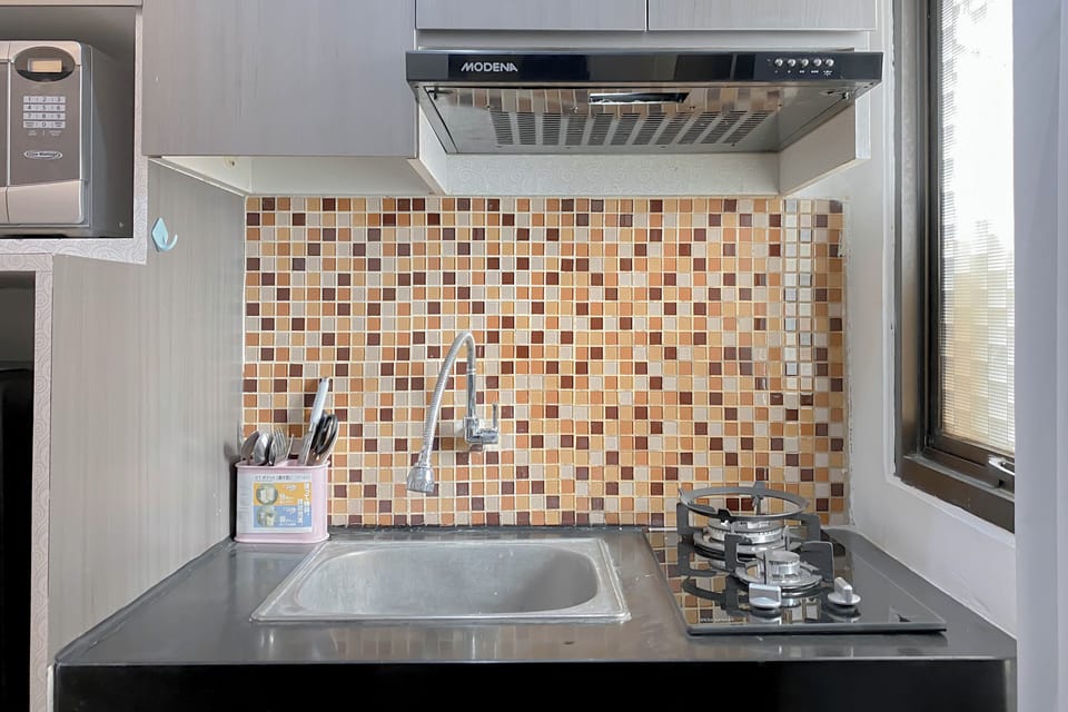 Deluxe Apartment | Private kitchen | Fridge, microwave, stovetop, dining tables