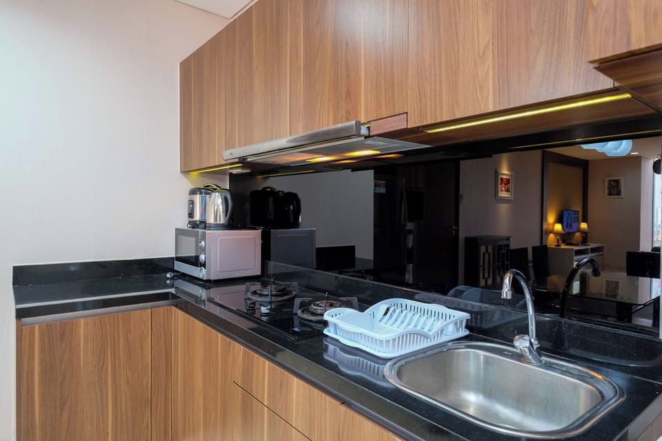 Deluxe Apartment | Private kitchen | Full-size fridge, microwave, stovetop, dining tables