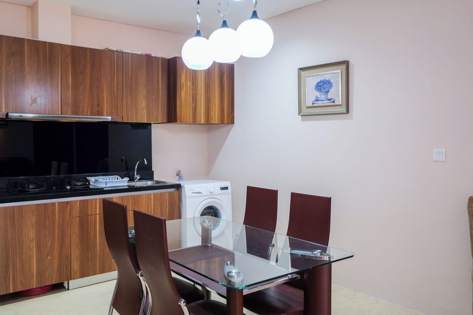 Deluxe Apartment | Private kitchen | Full-size fridge, microwave, stovetop, dining tables