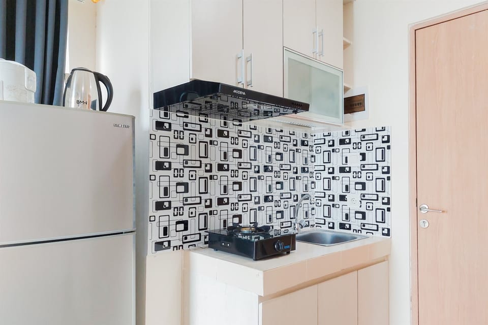 Deluxe Studio | Private kitchen | Full-size fridge, stovetop