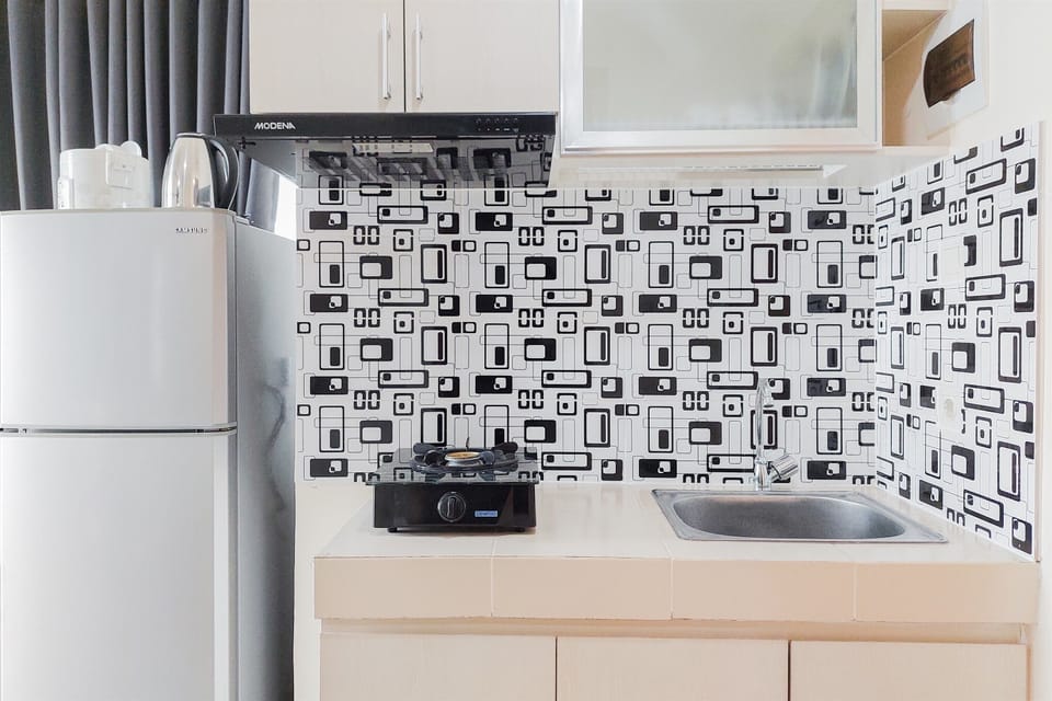 Deluxe Studio | Private kitchen | Full-size fridge, stovetop