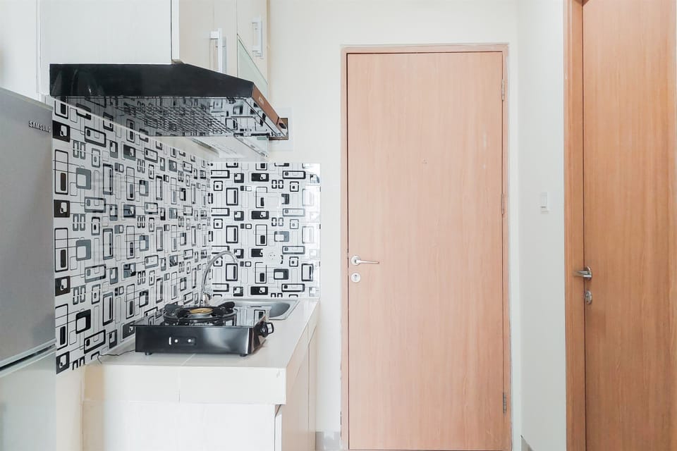 Full-size fridge, stovetop