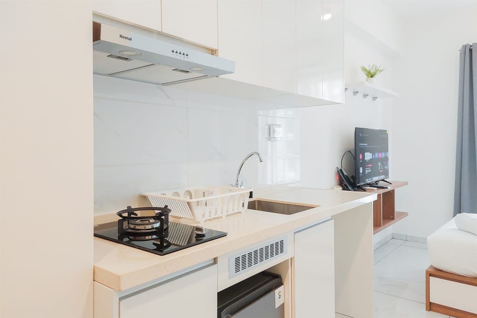 Deluxe Studio | Private kitchen | Mini-fridge, stovetop