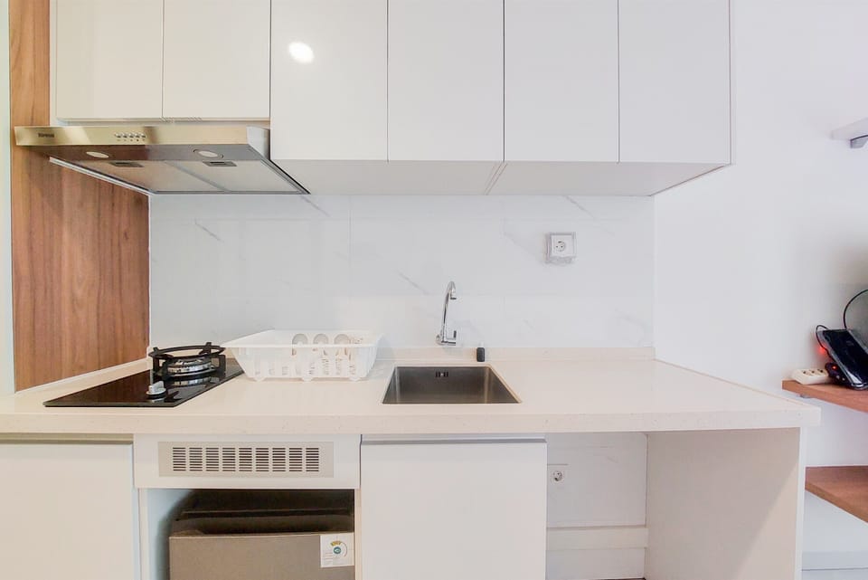 Deluxe Studio | Private kitchen | Mini-fridge, stovetop