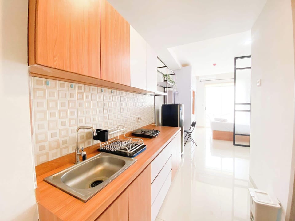Deluxe Studio | Private kitchen | Full-size fridge, stovetop