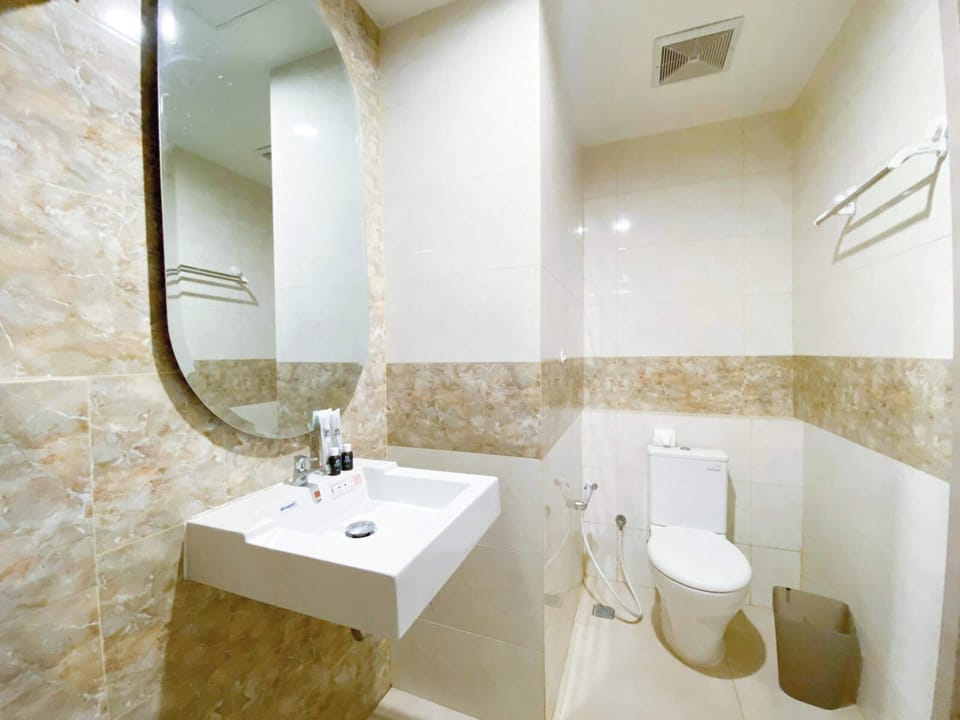 Deluxe Studio | Bathroom | Shower, towels