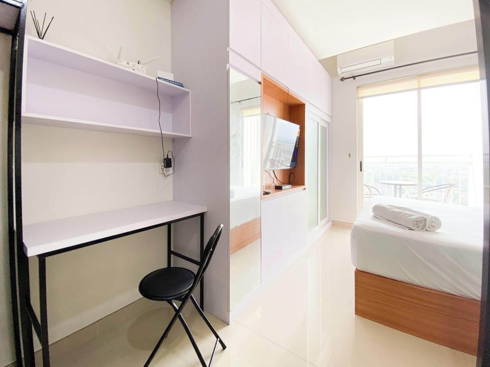 Deluxe Studio | Private kitchen | Full-size fridge, stovetop